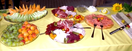 Bild vom reich dedeckten Buffet